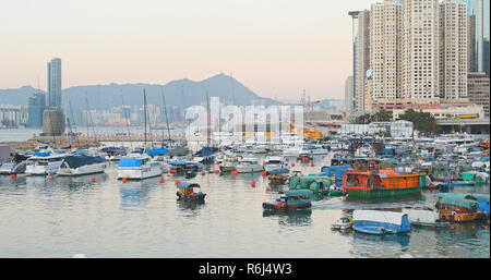 Causeway Bay, Hong Kong vom 14. Januar 2018: - Hong Kong Causeway Bay in bei Sonnenuntergang Stockfoto