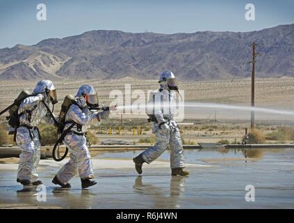 Marines mit Marine Wing Support Squadron (MWSS) 373, Expeditionary Feuer und Rettung (EFR), simulierten car Fire Training während der integrierte Ausbildung Übung (ITX) 3-17, auf einer strategischen Expeditionary Landeplatz, an der Marine Corps Air Ground Combat Center Twentynine Palms, Calif., 19. Mai durchführen. ITX ist eine kombinierte Waffen übung Marines ermöglicht über 3. Marine Flugzeugflügel als Aviation combat Element mit Boden und Logistik Kampf als Marine Air-task force integriert zu betreiben. Mehr als 650 Marines und 27 Flugzeuge mit 3 MAW unterstützen ITX 3-17. Stockfoto