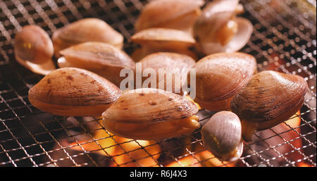 Frische Muscheln am Grill Feuer Stockfoto