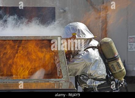 Marines mit Marine Wing Support Squadron (MWSS) 373, Expeditionary Feuer und Rettung (EFR), simulierten car Fire Training während der integrierte Ausbildung Übung (ITX) 3-17, auf einer strategischen Expeditionary Landeplatz, an der Marine Corps Air Ground Combat Center Twentynine Palms, Calif., 19. Mai durchführen. ITX ist eine kombinierte Waffen übung Marines ermöglicht über 3. Marine Flugzeugflügel als Aviation combat Element mit Boden und Logistik Kampf als Marine Air-task force integriert zu betreiben. Mehr als 650 Marines und 27 Flugzeuge mit 3 MAW unterstützen ITX 3-17. Stockfoto