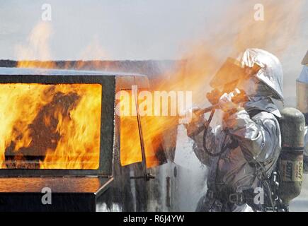 Marines mit Marine Wing Support Squadron (MWSS) 373, Expeditionary Feuer und Rettung (EFR), simulierten car Fire Training während der integrierte Ausbildung Übung (ITX) 3-17, auf einer strategischen Expeditionary Landeplatz, an der Marine Corps Air Ground Combat Center Twentynine Palms, Calif., 19. Mai durchführen. ITX ist eine kombinierte Waffen übung Marines ermöglicht über 3. Marine Flugzeugflügel als Aviation combat Element mit Boden und Logistik Kampf als Marine Air-task force integriert zu betreiben. Mehr als 650 Marines und 27 Flugzeuge mit 3 MAW unterstützen ITX 3-17. Stockfoto