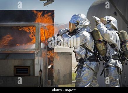 Marines mit Marine Wing Support Squadron (MWSS) 373, Expeditionary Feuer und Rettung (EFR), simulierten car Fire Training während der integrierte Ausbildung Übung (ITX) 3-17, auf einer strategischen Expeditionary Landeplatz, an der Marine Corps Air Ground Combat Center Twentynine Palms, Calif., 19. Mai durchführen. ITX ist eine kombinierte Waffen übung Marines ermöglicht über 3. Marine Flugzeugflügel als Aviation combat Element mit Boden und Logistik Kampf als Marine Air-task force integriert zu betreiben. Mehr als 650 Marines und 27 Flugzeuge mit 3 MAW unterstützen ITX 3-17. Stockfoto