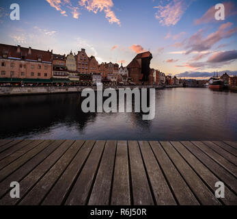 Mit Holzböden in den Sonnenuntergang im Hintergrund. Danzig Polen, Europa. Stockfoto