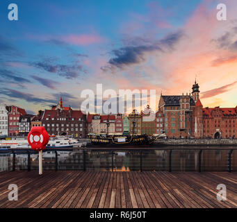 Hintergrund mit Holzböden und Danzig Stadtbild, während des Sonnenuntergangs. Polen, Europa. Stockfoto