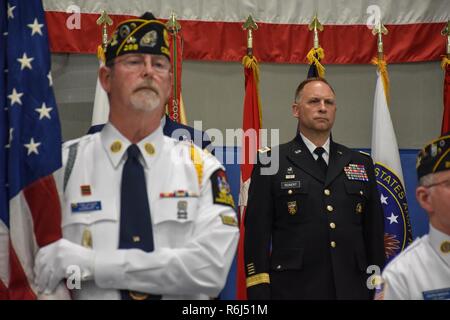 Stramm steht Fort McCoy Führungskader und 88. regionale Unterstützung Befehl Kommandierender General Generalmajor Patrick Reinert, während der American Legion Post 288 aus Cedarburg, Wisconsin, USA, Color Guard während einer "Unsere Gemeinschaft grüßt" Veranstaltung am Fort McCoy, Wisconsin auf Armed Forces Day, 20. Mai 2017 unterstützt. Stockfoto