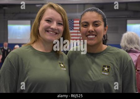 Mikaila Falash (links) und Anubis Ruiz Martinez (rechts) nach ein Zertifikat "Unsere Gemeinschaft grüßt" Ehrenmedaille Empfänger Command Sergeant Major (i.r.) Kenneth E. Stumpf und Fort McCoy Senior Commander und 88. regionale Unterstützung Befehl Kommandierender General, Major General Patrick Reinert während einer "Unsere Gemeinschaft grüßt" Veranstaltung am Fort McCoy, Wisconsin auf Armed Forces Day, 20 Mai, zu erkennen und würdigen Abschluss Abiturienten, die sich verpflichtet haben, um in den Streitkräften nach Abitur zu gewinnen. Stockfoto