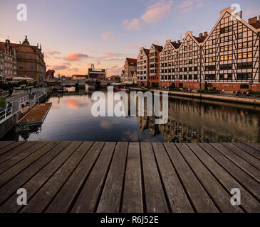 Mit Holzböden bei Sonnenuntergang zeit Hintergrund. Danzig. Polen, Europa. Stockfoto