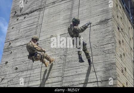 Griechischen Fallschirmjäger mit 1. Fallschirmjäger Commando Brigade, griechische Armee Verhalten Abseilen und schnell Seil Training für Sky Soldaten aus B Company, 1. Bataillon, 503. Infanterieregiment 173rd Airborne Brigade, 19. Mai 2017 in Camp Rentina, Griechenland als Teil der Übung Bajonett Minotaurus 2017. Bajonett-Minotaurus ist eine bilaterale Übung zwischen US-Soldaten, 173rd Airborne Brigade zugewiesen und der griechischen Streitkräfte, konzentrierte sich auf die Verbesserung der operativen NATO-Standards und individuelle technische Fähigkeiten zu entwickeln. Stockfoto