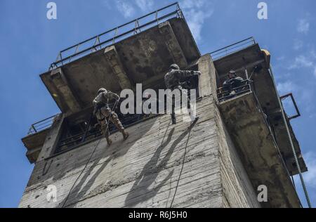 Griechischen Fallschirmjäger mit 1. Fallschirmjäger Commando Brigade, griechische Armee Verhalten Abseilen und schnell Seil Training für Sky Soldaten aus B Company, 1. Bataillon, 503. Infanterieregiment 173rd Airborne Brigade, 19. Mai 2017 in Camp Rentina, Griechenland als Teil der Übung Bajonett Minotaurus 2017. Bajonett-Minotaurus ist eine bilaterale Übung zwischen US-Soldaten, 173rd Airborne Brigade zugewiesen und der griechischen Streitkräfte, konzentrierte sich auf die Verbesserung der operativen NATO-Standards und individuelle technische Fähigkeiten zu entwickeln. Stockfoto