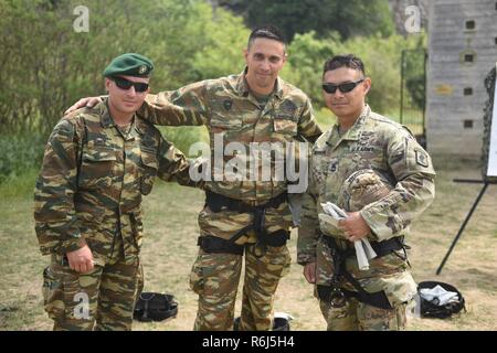 Griechischen Fallschirmjäger mit 1. Fallschirmjäger Commando Brigade, griechische Armee Verhalten Abseilen und schnell Seil Training für Sky Soldaten aus B Company, 1. Bataillon, 503. Infanterieregiment 173rd Airborne Brigade, 19. Mai 2017 in Camp Rentina, Griechenland als Teil der Übung Bajonett Minotaurus 2017. Bajonett-Minotaurus ist eine bilaterale Übung zwischen US-Soldaten, 173rd Airborne Brigade zugewiesen und der griechischen Streitkräfte, konzentrierte sich auf die Verbesserung der operativen NATO-Standards und individuelle technische Fähigkeiten zu entwickeln. Stockfoto