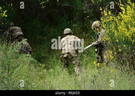Us-Fallschirmjäger auf das erste Bataillon zugeordnet, 503Rd Infanterie Regiment, 173Rd Airborne Brigade, die Durchführung Hinterhalt Training mit 1 Fallschirmjäger Commando Brigade der griechischen Armee im Camp Redina, Griechenland, während der Übung Bajonett Minotaurus, 18. Mai 2017. Bajonett Minotaur ist eine bilaterale Übung zwischen US-Soldaten zu 173Rd Airborne Brigade und der griechischen Streitkräfte, über die Verbesserung der NATO-operativer Standards und der Entwicklung von individuellen technischen Fertigkeiten Schwerpunkt zugeordnet. Die 173Rd Airborne Brigade ist der US-Armee Contingency Response Force in Europa, die schnelle Bereitstellung - Bereitstellung von Kraft Stockfoto