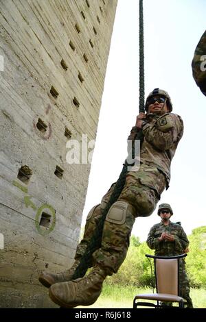 US-Fallschirmjäger, 1. Bataillon, 503. Infanterieregiment zugeordnet 173rd Airborne Brigade bilden auf schnellen Abseilen Techniken mit 1. Fallschirmjäger Commando Brigade der griechischen Armee im Lager Redina, Griechenland, während der Übung Bajonett Minotaurus, 18. Mai 2017. Bajonett Minotaurus ist eine bilaterale Übung zwischen US-Soldaten, 173rd Airborne Brigade zugewiesen und der griechischen Streitkräfte, konzentrierte sich auf die Verbesserung der operativen NATO-Standards und individuelle technische Fähigkeiten zu entwickeln. Der 173rd Airborne Brigade ist der US-Armee Kontingenz Response Force in Europa, Bereitstellung von schnell deployin Stockfoto