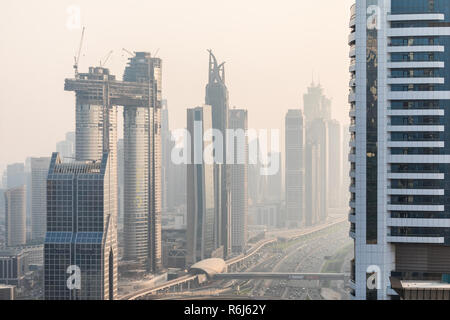Dubai, VAE - Oktober, 2018. Gebäude kostruktion von Tall Jachthafen von Dubai Wolkenkratzer Stockfoto