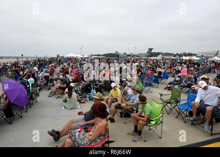 Zuschauer sehen mehrere Flugzeuge Statische Displays und Demonstrationen während der Flügel über Wayne Air Show, 21. Mai 2017, bei Seymour Johnson Air Force Base, North Carolina. Die US-Marine premiere Antenne demonstration Team, die Blue Angels, versah die kostenlose, zweitägigen Air Show. Stockfoto