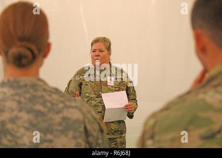 Major Heather L. Duff, der Olivenzweig, Frl., dem Familienleben Kaplan mit 184. Sustainment Command, Mississippi Army National Guard, liefert die Predigt für Gottesdienste während der 155. gepanzerte Brigade Combat Team der National Training Center Rotation in Fort Irwin, Ca., 21. Mai 2017.     "Ich denke, die Gottesdienste der Soldaten, motiviert", sagte Kaplan Duff. "Viel an die Zeit erinnern Gottesdienste die Soldaten ihrer Kirche nach Hause und sie aufgreifen, Bräuche, die in ihnen eingeflößt wurde." "     Eine NTC-Rotation spiegelt die harte, realistische Betriebsumgebung, die Stockfoto