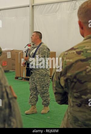 Staff Sgt Jeffery C. Grimes spielt vom Brookhaven, Frl., eine religiöse Angelegenheiten Unteroffizier mit 184. Sustainment Command, Mississippi Army National Guard, ein Lied, um die Gottesdienste während der 155. gepanzerte Brigade Combat Team der National Training Center Rotation in Fort Irwin, Ca., 21. Mai 2017 beginnen.     "Ich denke, die Gottesdienste der Soldaten, motiviert", sagte Generalmajor Heather L. Duff, der Olivenzweig, Frl., der das Familienleben Kaplan für 184. ist. "Viel an die Zeit erinnern Gottesdienste die Soldaten ihrer Kirche nach Hause und sie aufgreifen, Zoll, ha Stockfoto