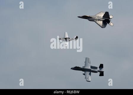 Eine P-51 D Mustang, F-22 Raptor und A-10 Thunderbolt eine Hommage Flug während der Flügel über Wayne Air Show, 21. Mai 2017, bei Seymour Johnson Air Force Base, North Carolina. Die Bildung bestand von Flugzeugen aus dem zweiten Weltkrieg zu aktuellen 5. Generation der Flugzeuge. Stockfoto