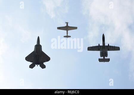 Eine P-51 D Mustang, F-22 Raptor und A-10 Thunderbolt eine Hommage Flug während der Flügel über Wayne Air Show, 21. Mai 2017, bei Seymour Johnson Air Force Base, North Carolina. Die Bildung bestand von Flugzeugen aus dem zweiten Weltkrieg zu aktuellen 5. Generation der Flugzeuge. Stockfoto