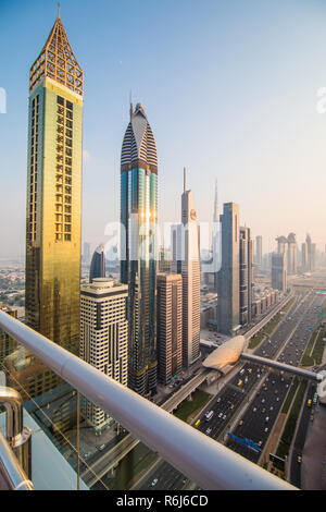 Dubai Skyline im Sonnenuntergang, Vereinigte Arabische Emirate Stockfoto