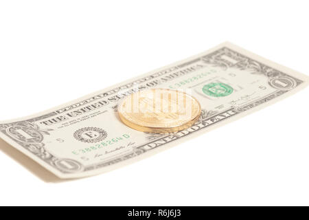 Golden bitcoin Münzen auf einer US-Dollar Stockfoto