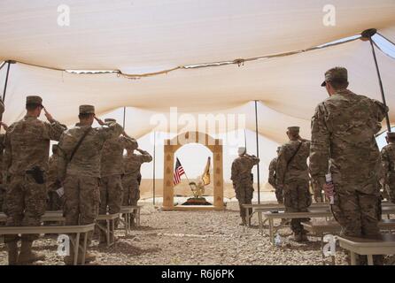 In einer Induktion Zeremonie begrüßen Unteroffiziere in der NCO-Corps in Qayyarah West Flugplatz, Irak, 21. Mai 2017-render-US Armee Fallschirmjäger eingesetzt zur Unterstützung kombiniert Joint Task Force-Betrieb innewohnende lösen und zugewiesen 407th Brigade Support Battalion, 2nd Brigade Combat Team, 82nd Airborne Division, einen Gruß. Die 2. BCT, 82. Abn. Div., ermöglicht PartnerInnen irakische Sicherheit Kräfte durch die beraten und unterstützen Mission beitragen, Planung, Intelligenzansammlung und Analyse, Kraft, Schutz und Präzision wird ausgelöst, um die militärische Niederlage der ISIS zu erreichen. CJTF- Stockfoto