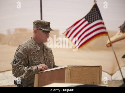 U.S. Army Command Sgt. Maj. Mario Canizalez, eingesetzt zur Unterstützung von Combined Joint Task Force-Operation inhärenten lösen, und die command Sergeant Major von 314 Bekämpfung Sustainment Support Bataillons, spricht während einer Induktion Zeremonie einladende Unteroffiziere in den NCO Korps am Qayyarah West Airfield, Irak, 21. Mai 2017. Die Eingezogenen sind Fallschirmjäger der 407 Brigade Support Battalion, 2nd Brigade Combat Team, 82nd Airborne Division. CJTF-OIR ist die globale Koalition zu besiegen ISIS im Irak und in Syrien. Stockfoto