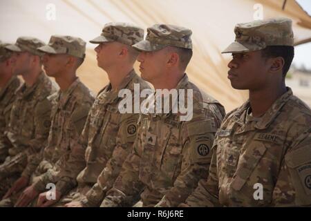 US-Armee Fallschirmjäger eingesetzt zur Unterstützung kombiniert Joint Task Force-Betrieb innewohnende lösen und zugewiesen 407th Brigade Support Battalion, 2nd Brigade Combat Team, 82nd Airborne Division, besuchen eine Induktion Zeremonie begrüßen sie in der Unteroffizier-Korps am Qayyarah West Flugplatz, Irak, 21. Mai 2017. Die 2. BCT, 82. Abn. Div., ermöglicht ihre irakischen Sicherheitspartner der Kraft durch die Beratung und unterstützen Mission beitragen, Planung, Intelligenzansammlung und Analyse, Kraft, Schutz und Präzision wird ausgelöst, um die militärische Niederlage der ISIS zu erreichen. CJTF-OIR ist der gl Stockfoto