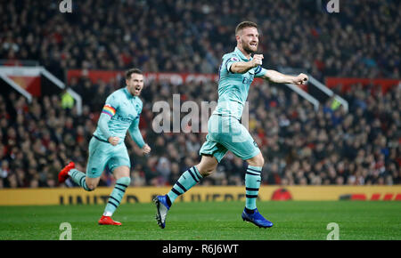 Von Arsenal Shkodran Mustafi feiert ersten Ziel seiner Seite des Spiels zählen während der Premier League Spiel im Old Trafford, Manchester. Stockfoto