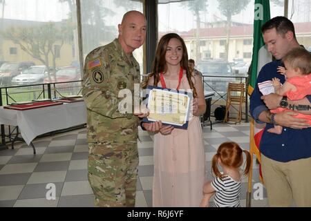 Command Sgt. Maj. Clarence D. Richardson, Garnison, Italien, stellt ein Zertifikat an Frau Amanda Spurr während eines Dr. Mary E. Walker Preisverleihung im Caserma Ederle, Vicenza, Italien, 18. Mai 2017 statt. Stockfoto