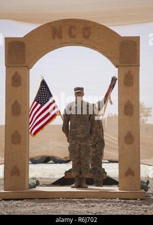 Ein US-Army Fallschirmjäger eingesetzt zur Unterstützung kombiniert Joint Task Force-Betrieb innewohnende lösen und zugewiesen der 407th Brigade Support Battalion, 2nd Brigade Combat Team, 82nd Airborne Division, steht unter dem Unteroffizier Bogen im Rahmen einer Induktion Zeremonie begrüßen ihn in der NCO-Corps in Qayyarah West Flugplatz, Irak, 21. Mai 2017. Die 2. BCT, 82. Abn. Div., ermöglicht ihre irakischen Sicherheitspartner der Kraft durch die Beratung und unterstützen Mission beitragen, Planung, Intelligenzansammlung und Analyse, Kraft, Schutz und Präzision wird ausgelöst, um die militärische Def zu erreichen Stockfoto