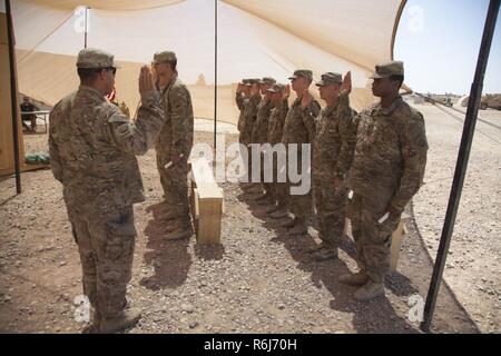 US-Armee Fallschirmjäger eingesetzt zur Unterstützung kombiniert Joint Task Force-Betrieb innewohnende lösen und zugewiesen 407th Brigade Support Battalion, 2nd Brigade Combat Team, 82nd Airborne Division, rezitieren "Unteroffizier Glaubensbekenntnis" im Rahmen einer Induktion Zeremonie begrüßen sie in der NCO-Corps in Qayyarah West Flugplatz, Irak, 21. Mai 2017. Die 2. BCT, 82. Abn. Div., ermöglicht ihre irakischen Sicherheitspartner der Kraft durch die Beratung und unterstützen Mission beitragen, Planung, Intelligenzansammlung und Analyse, Kraft, Schutz und Präzision wird ausgelöst, um die militärische Niederlage der ISIS zu erreichen. Stockfoto