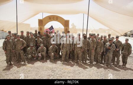 US Army Fallschirmjäger eingesetzt zur Unterstützung kombiniert Joint Task Force-Betrieb innewohnende lösen und 407th Brigade Support Battalion, 2nd Brigade Combat Team, 82nd Airborne Division zugewiesen stehen für ein Gruppenfoto nach einer Induktion Zeremonie in der Unteroffizier-Korps am Qayyarah West Flugplatz, Irak, 21. Mai 2017 zu begrüßen. Die 2. BCT, 82. Abn. Div., ermöglicht ihre irakischen Sicherheitspartner der Kraft durch die Beratung und unterstützen Mission beitragen, Planung, Intelligenzansammlung und Analyse, Kraft, Schutz und Präzision wird ausgelöst, um die militärische Niederlage des ich zu erreichen Stockfoto