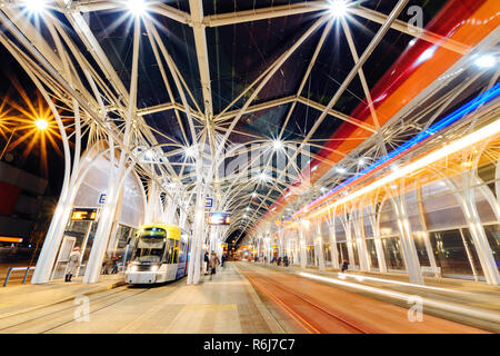 LODZ, Polen - 07 Februar, 2016: Die moderne Straßenbahn-Haltestelle in Lodz, Polen, Europa in den Abend. Stockfoto