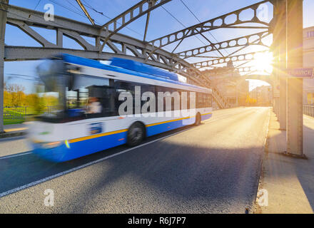 Ein Trolleybus in der Altstadt von Ostrava in den Sonnenuntergang. Tschechische Republik, Europa. Stockfoto