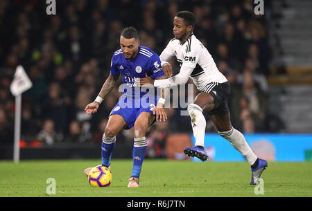 Von Leicester City Danny Simpson (links) und Fulham Ryan Sessegnon Kampf um den Ball während der Premier League Spiel im Craven Cottage, London. Stockfoto