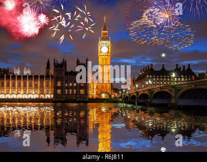 Big Ben mit Feuerwerk in London, England (Neujahrsfest) Stockfoto