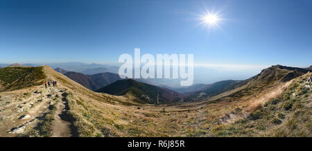 Panorama im Vratna Tal im Nationalpark Mala Fatra, Slowakei. Herbst. Stockfoto