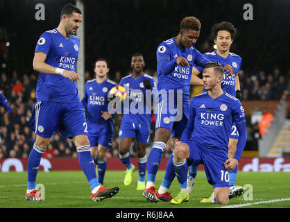 Von Leicester City James Maddison (rechts) feiert ersten Ziel seiner Seite des Spiels zählen während der Premier League Spiel im Craven Cottage, London. Stockfoto