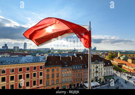 Polen Flagge auf blauen Himmel und Zentrum von Warschau Hintergrund Stockfoto