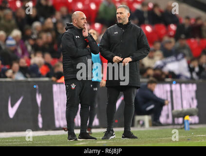 Southampton erste Team Assistant Trainer Kelvin Davis (rechts) während der Premier League Match im Wembley Stadion, London. Stockfoto