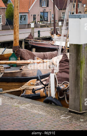 Historische Schiffe und Schiffe im Hafen der alten Stadt Elburg in den Niederlanden verankert. Historische Segelboote des niederländischen Binnengewässern Zuiderze Stockfoto