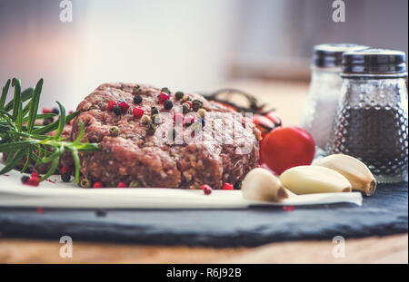 Rohes Hackfleisch Hackfleisch mit Kräutern und Gewürzen zubereitet zum Grillen Stockfoto