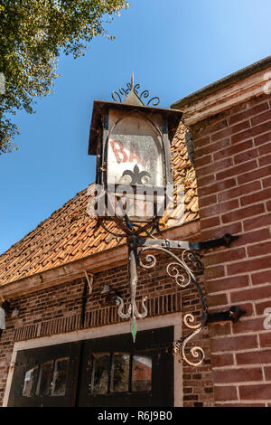 Schmiedeeiserne Lampe aus Schmiedeeisen von einem traditionellen Schmied. Typische schwarz lackiert vintage Laterne mit Bar logo Stockfoto