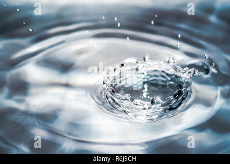 Drop oder Wasser in verschiedenen Farben und Formen, erstellt eine schöne Form nach dem Schlagen einer Wasseroberfläche. Durch High Speed Fotografie erfasst Stockfoto