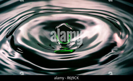 Drop oder Wasser in verschiedenen Farben und Formen, erstellt eine schöne Form nach dem Schlagen einer Wasseroberfläche. Durch High Speed Fotografie erfasst Stockfoto