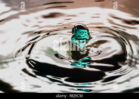 Drop oder Wasser in verschiedenen Farben und Formen, erstellt eine schöne Form nach dem Schlagen einer Wasseroberfläche. Durch High Speed Fotografie erfasst Stockfoto