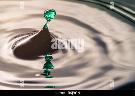 Drop oder Wasser in verschiedenen Farben und Formen, erstellt eine schöne Form nach dem Schlagen einer Wasseroberfläche. Durch High Speed Fotografie erfasst Stockfoto