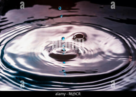 Drop oder Wasser in verschiedenen Farben und Formen, erstellt eine schöne Form nach dem Schlagen einer Wasseroberfläche. Durch High Speed Fotografie erfasst Stockfoto