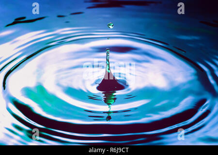 Drop oder Wasser in verschiedenen Farben und Formen, erstellt eine schöne Form nach dem Schlagen einer Wasseroberfläche. Durch High Speed Fotografie erfasst Stockfoto