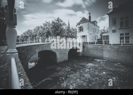 Leeren und verlassenen alten Straßen und sehen - durch in einer ruhigen, verschlafenen Altstadt in den Niederlanden. Stapel von Wolken schweben über der Down Town Center und die Stockfoto